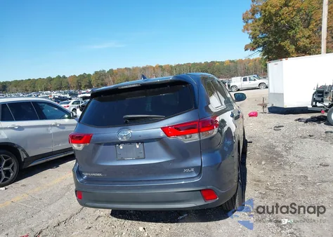 2019 Toyota Highlander Xle z USA, uszkodzony, nr VIN 5TDKZRFH6KS341872